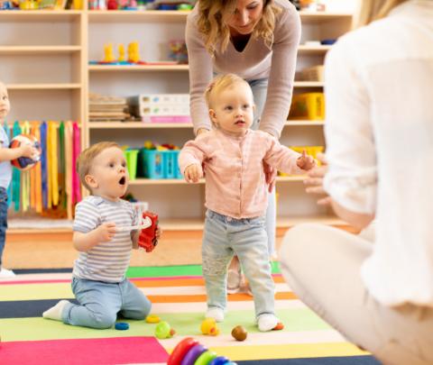 bambini che giocano all'asilo nido